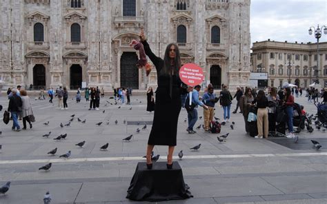 «Basta pellicce»: il flash mob di Peta con Rosita Celentano in 